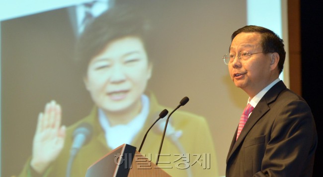 장신썬 주한 중국대사는 3일 오전 서울 남대문로 대한상공회의소에서 열린 조찬 간담회에서 '중국의 꿈과 중한 경제무역 협력 비전'이라는 주제로 강연을 하고 있다.<br />김명섭 기자 msiron@heraldcorp.com
장신썬 주한 중국대사는 3일 오전 서울 남대문로 대한상공회의소에서 열린 조찬 간담회에서 '중국의 꿈과 중한 경제무역 협력 비전'이라는 주제로 강연을 하고 있다.
김명섭 기자 msiron@heraldcorp.com