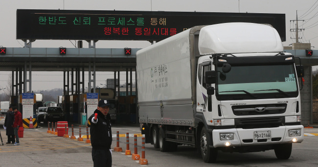 South Korean workers enter North Korea on their way to the Kaesong industrial complex on Monday. (Yonhap News)