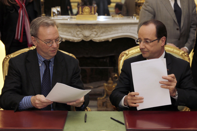 <YONHAP PHOTO-2056> FILE - This Friday, Feb. 1, 2013, file photo shows Google CEO, Eric Schmidt, left, and French President Francois Hollande signing an agreement at the Elysee Palace in Paris. Google's new privacy policy is under attack from regulators in its largest European markets, who on Tuesday, April 2, 2013 brought legal action to try and force the company to overhaul practices they say let it create a data goldmine at the expense of unwitting users. (AP Photo/Philippe Wojazer, Pool-File)/2013-04-02 23:35:26/ <저작권자 ⓒ 1980-2013 ㈜연합뉴스. 무단 전재 재배포 금지.>
Google CEO Eric Schmidt (left) and French President Francois Hollande sign an agreement at the Elysee Palace in Paris on Feb 1.   AP-Yonhap News
