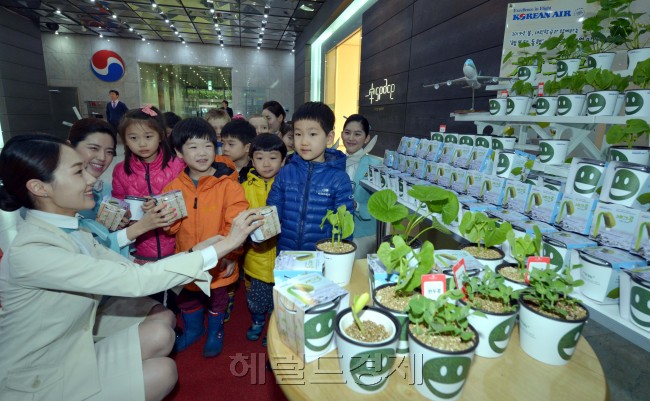 대한항공은 2일 오전 서울 서소문 본사에서 식목일을 앞두고 승무원들이 재크콩 재배 키트’를 어린이들에게 나눠주고 있다.  재배 키트는 식목일 국내12개 공항에서 국내선 탑승객 대상으로 선착순 증정 된다.<br />김명섭 기자 msiron@heraldcorp.com