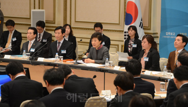 박근혜대통령이 3일 오전 청와대에서 열린 기획재정부, 금융위원회 업무보고에서 모두발언을 하고 있다.<br />정희조 기자. checho@heraldcorp.com