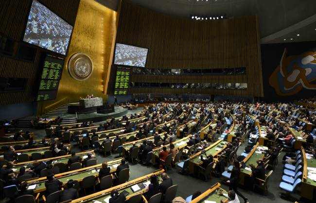 Delegates to the United Nations General Assembly on Tuesday gather after passing the first U.N. treaty regulating the international arms trade.   AFP-Yonhap News