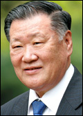 정몽구(기업인/현대기아자동차그룹대표이사회장)
자동차뿐 아니라 전동차에서도 정몽구 현대차그룹 회장의 품질경영이 통했다. 현대로템이 인도 델리 지하철공사로부터 1조원 규모의 전동차 사업을 수주했다. 인도를 달리는 전동차 10량 중 6량은 현대로템이 제작한 전동차가 될 전망이다. “세계적인 수준으로 제품 품질을 높이라“는 정 회장의 ‘품질경영’이 일궈낸 성과이다.