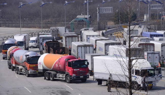 Vehicles turn back at the South Korea customs and immigration checkpoint in Paju, Gyeonggi Province on Wednesday after North Korea blocked their entry into the Gaeseong industrial park.   Park Hae-mook/The Korea Herald