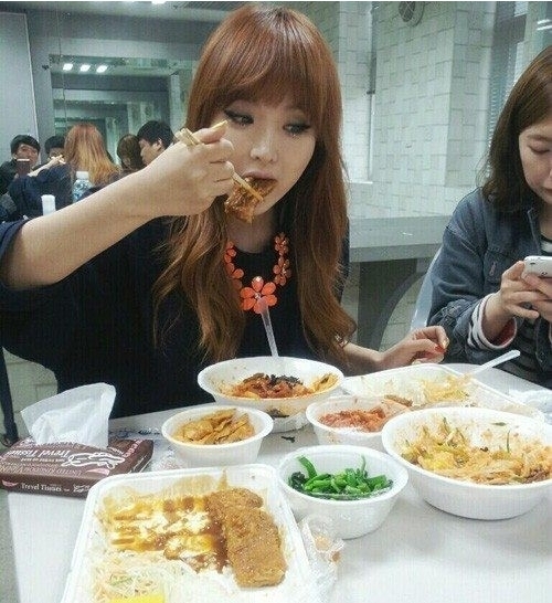 홍진영(가수/탤런트)
홍진영은 지난 2일 자신의 트위터에 “1일 1식의 나쁜 예”라는 제목과 함께 사진을 공개했다.
　