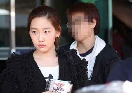태연(김태연/가수/뮤지컬배우/소녀시대)
일본 사이타마에서 열리는 ‘2013 소녀시대 아레나투어’ 참석을 위해 3일 김포국제공항에 모습을 드러낸 태연은 수수하고 자연스러운 옷차림과 민낯으로 눈길을 끌었다