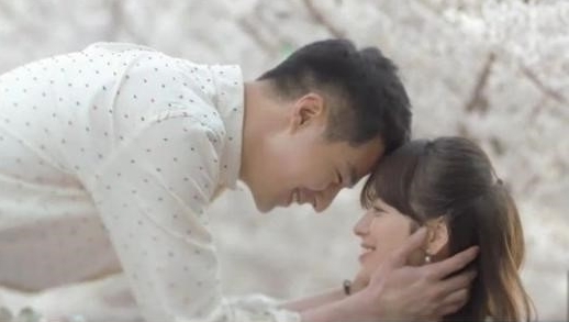 조인성(좌측부터/영화배우/탤런트),송혜교(탤런트/영화배우)
송혜교의 표정없는 검은 눈동자에 빠지면 비극의 주문이 걸렸다. 기어이 보는 내내 울었다. 드라마(SBS ‘그 겨울 바람이 분다’)가 끝난 뒤 벌겋게 충혈된 눈으로 상대를 바라보면 그렇게 못나보일 수가 없었다.