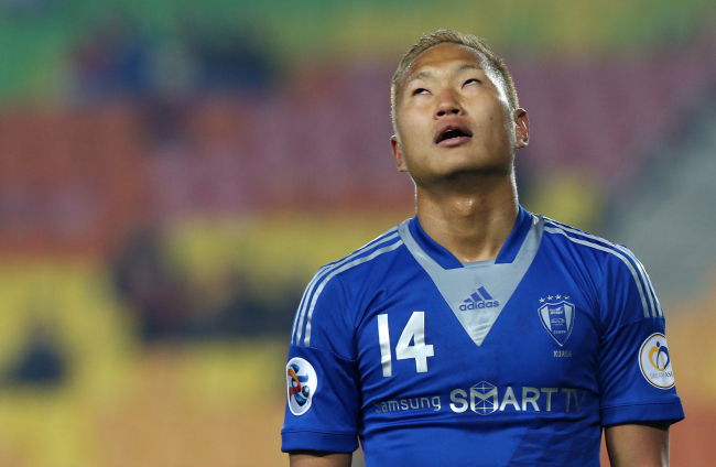 정대세(축구선수/수원삼성블루윙즈)
Three South Korean football clubs notched victories in their AFC Champions League group stage matches this week, but their success was mostly overshadowed by one other South Korean team’s humiliating loss.