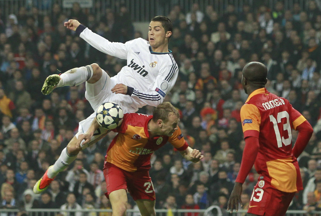 크리스티아누호날두(CristianoRonaldo/축구선수/레알마드리드)
Real Madrid’s Cristiano Ronaldo (top) is challenged by Galatasaray defenders on Wednesday.   AP-Yonhap News