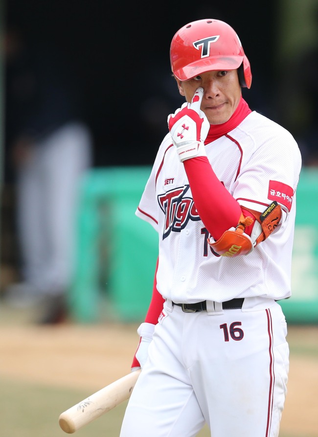 김주찬(야구선수/기아타이거즈)
The Kia Tigers will be tested over the next month or so in the Korea Baseball Organization as they will be forced to play without their biggest offensive sparkplug.