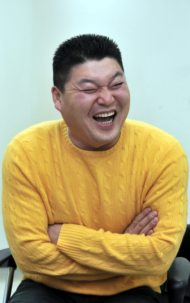 강호동(MC/개그맨)
국민MC 강호동이 장기를 살려 리얼 버라이어티로 돌아온다. KBS의 새 예능프로그램 ‘우리동네 예체능’과 SBS ‘맨발의 친구들’을 통해서다.
