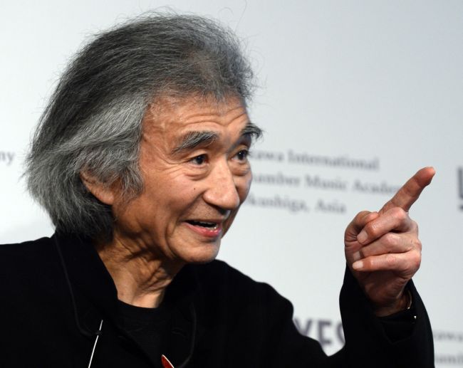 Japanese conductor Seiji Ozawa points to a friend prior to the start of a press conference in Tokyo on Wednesday.   AFP-Yonhap News