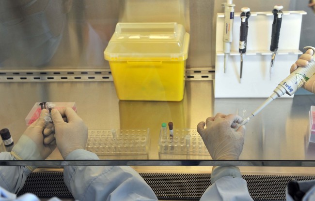 Technicians deal with test reagents for H7N9 bird flu virus at the Beijing Center for Diseases Control and Prevention in Beijing on Wednesday.   Xinhua-Yonhap News
