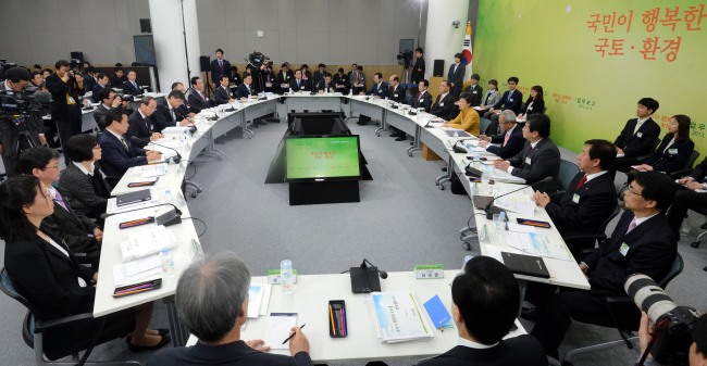 President Park Geun-hye attends a policy briefing session organized by the Ministry of Land, Infrastructure and Transport at Sejong Government Complex in South Chungcheong Province on Thursday. It is the first time that President Park has visited the new government office city since taking office in February.   Chung Hee-cho/The Korea Herald