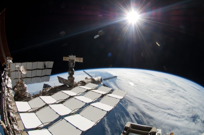 This undated file image provided by the European Space Agency ESA on Wednesday April 3, 2013 shows the International Space Station in the sunlight. A $2 billion cosmic ray detector on the International Space Station has found the footprint of something that could be dark matter, the mysterious substance that is believed to hold the cosmos together but has never been directly observed, scientists say. (AP-Yonhap News)