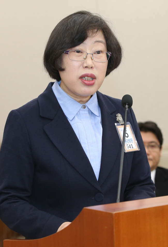 윤진숙(연구인/한국해양수산개발원본부장)
President Park Geun-hye’s pick for minister of oceans and fisheries has become a new thorn in an ongoing nomination row after a parliamentary hearing on Tuesday revealed her lack of vision and knowledge of key issues.