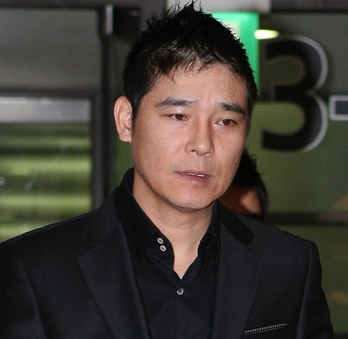 임창정(영화배우/가수)
가수 겸 배우 임창정 씨와 프로골퍼 출신 김현주 씨가 결혼 7년만에 갈라서게 되었다.