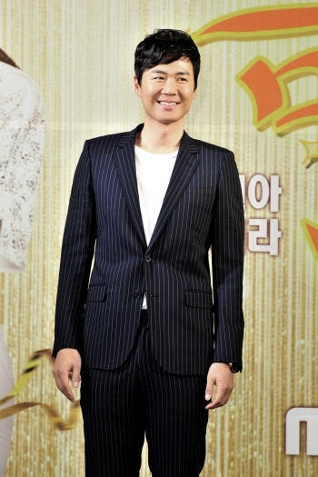 연정훈(탤런트/영화배우)
배우 연정훈이 자신과 아내 한가인을 둘러싼 소문에 대해 신경쓰지 않는다며 속내를 털어놨다.