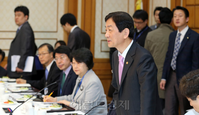 휴업예고 기간이 끝난 진주의료원이 지난3일부터 내달 2일까지 휴업에 들어간 가운데 국회 진영 보건복지부장관과 보건복지위원회 새누리당 의원들이 5일 오전 서울 여의도 국회 의원식당에서 당정협의회를 가지고 있다. 박해묵 기자/mook@heraldcorp.com
휴업예고 기간이 끝난 진주의료원이 지난3일부터 내달 2일까지 휴업에 들어간 가운데 국회 진영 보건복지부장관과 보건복지위원회 새누리당 의원들이 5일 오전 서울 여의도 국회 의원식당에서 당정협의회를 가지고 있다. 박해묵 기자/mook@heraldcorp.com