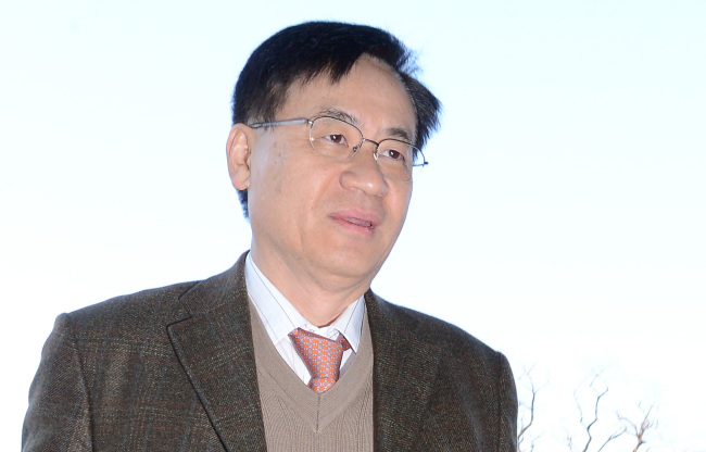10일 오전 홍기택 경제1분과 위원이 삼청동 대통령직인수위원회로 기자들의 질문을 받으며 출근을 하고 있다./2013.01.10