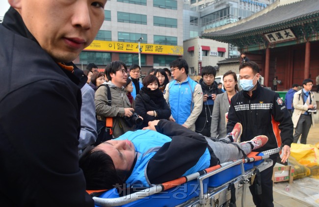 어제새벽 5시30분 중구청 직원들에 의해 덕수궁 대한문 앞에 마련돼 있던 쌍용자동차 사망자 분향소를 강제로 기습철거된 가운데 5일 오전  분향소가 있던 자리에 만들어진 화단에 중구청직원들이 꽃을 심고 있다. 중구청직원이 쌍용차 관계자들과 몸싸움 도중 넘어져 고통을 호소하고 있다.<br />이상섭 기자. babtong@heraldcorp.com 2013.04.05
어제새벽 5시30분 중구청 직원들에 의해 덕수궁 대한문 앞에 마련돼 있던 쌍용자동차 사망자 분향소를 강제로 기습철거된 가운데 5일 오전  분향소가 있던 자리에 만들어진 화단에 중구청직원들이 꽃을 심고 있다. 중구청직원이 쌍용차 관계자들과 몸싸움 도중 넘어져 고통을 호소하고 있다.
이상섭 기자. babtong@heraldcorp.com 2013.04.05