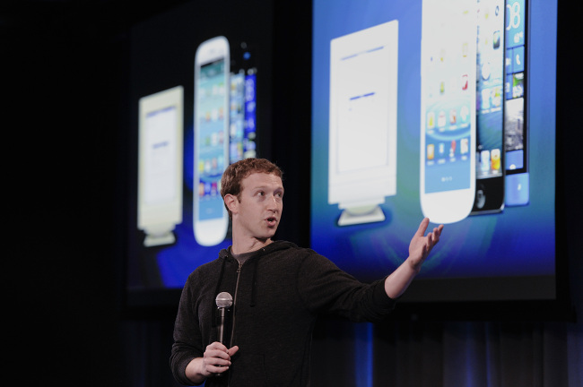 마크주커버그(MarkZuckerberg/기업인/페이스북CEO)
MENLO PARK, California (AP) ― With its new “home” on Android gadgets, Facebook is trying to prove that a company doesn’t have to make a smartphone or operating system to define how people interact with mobile technology.