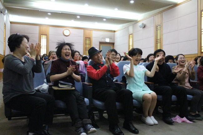 Lee Yim-seon (right), a nurse and laughter therapist, joins patients in a class at Seoul National University Hospital.  Seoul National University Hospital