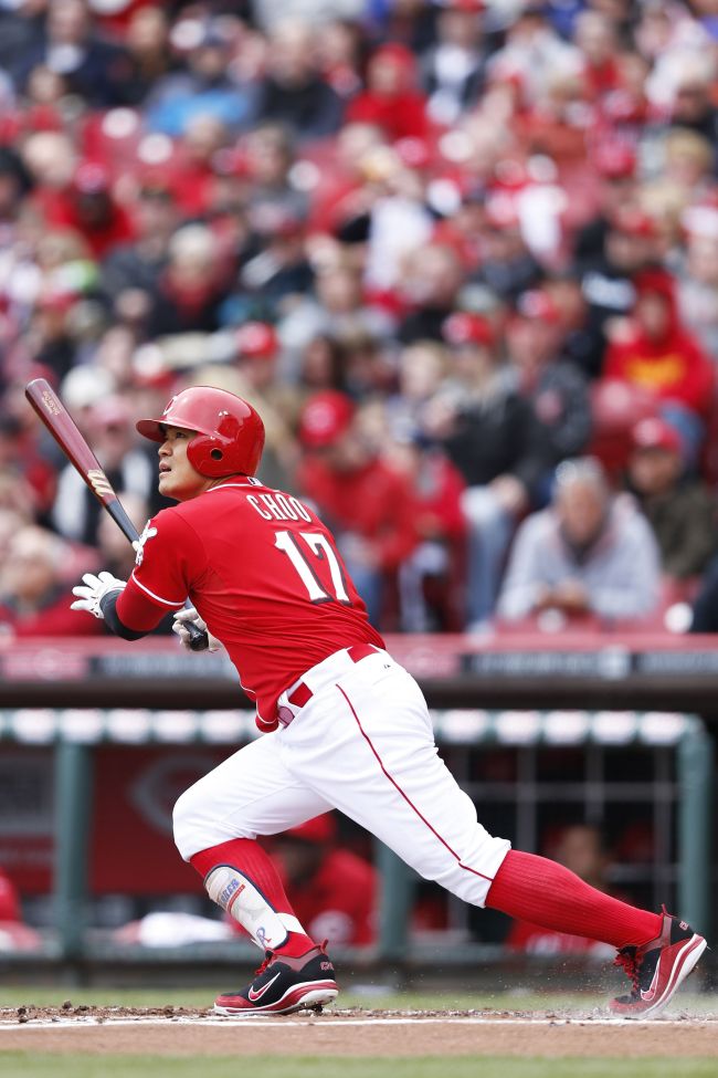 추신수(야구선수/신시내티레즈) Cincinnati Reds outfielder Choo Shin-soo hits a home run in the first inning on Thursday.
AFP-Yonhap News