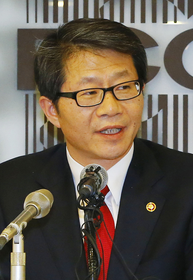 류길재(정무직공무원/전교수/통일부장관)
Seoul is not considering the withdrawal of South Korean workers from the joint inter-Korean industrial complex in the North Korean city of Gaeseong, Unification Minister Ryoo Kihl-jae said Friday.