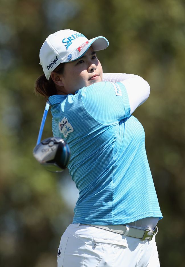 Korea’s Park In-bee tees off on the third hole on Saturday.   AFP-Yonhap News