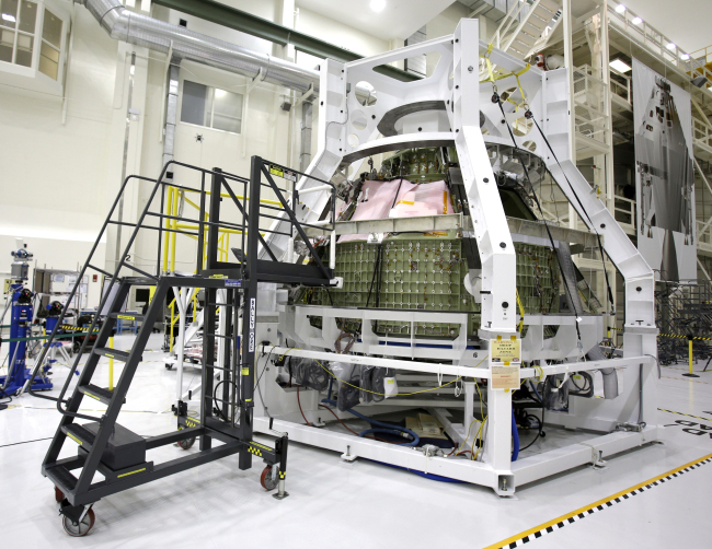 The Orion Exploration Flight Test 1 crew module is seen in the Operations and Checkout building during a media tour at the Kennedy Space Center in Cape Canaveral, Florida, on Jan. 13.   AP-Yonhap News