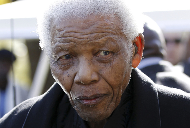 <YONHAP PHOTO-0901> FILE - In this June 17, 2010 file photo, former South African President Nelson Mandela leaves the chapel after attending the funeral of his great-granddaughter Zenani Mandela in Johannesburg, South Africa. The South African presidency says Mandela has been discharged, Saturday, April 6, 2013, from a hospital after an improvement in his condition. Officials say he was treated for pneumonia. (AP Photo/Siphiwe Sibeko, Pool, File)/2013-04-06 22:13:05/ <저작권자 ⓒ 1980-2013 ㈜연합뉴스. 무단 전재 재배포 금지.>
Nelson Mandela