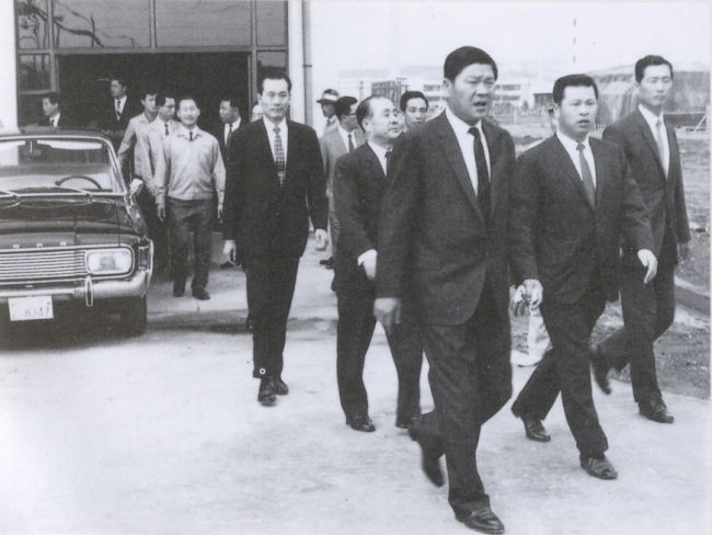 SK founder Chey Jong-kun (third from right) and his younger brother and later chief Chey Jong-hyun (second from right) take a look at its Suwon factory in December 1968.   SK Group
