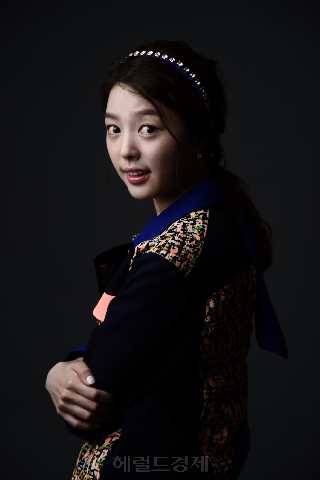 탤런트 엄현경. 박해묵 기자/mook@heraldcorp.com
탤런트 엄현경. 박해묵 기자/mook@heraldcorp.com
탤런트 엄현경. 박해묵 기자/mook@heraldcorp.com
엄현경은 고교시절 월간 ‘쎄시’ 전속 모델 일을 하며 연기자로 입문했지만 MBC 사극 ‘마의’에 출연하기까지 무려 4년간의 공백기를 가졌다.  박해묵 기자/mook@