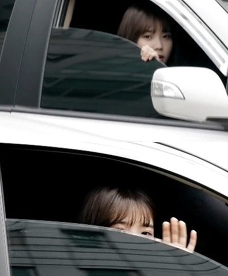 아이유(이지은/가수)
최근 각종 온라인 커뮤니티에는 ‘인기가요 퇴근길 아이유 직찍’이라는 제목으로 아이유의 퇴근길 모습이 담긴 영상이 공개됐다.