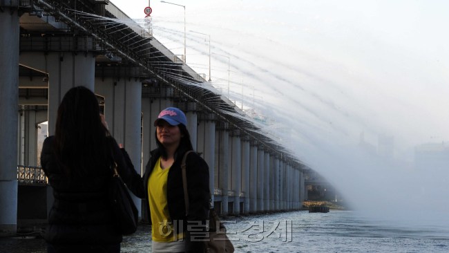 한강 분수들이 가동을 시작한 7일 서울 반포대교 달빛무지개 분수를 배경으로 한 연인이 기념사진을 찍고 있다.<br />이상섭 기자. babtong@heraldcorp.com 2013.04.07
한강 분수들이 가동을 시작한 7일 서울 반포대교 달빛무지개 분수를 배경으로 한 연인이 기념사진을 찍고 있다.
이상섭 기자. babtong@heraldcorp.com 2013.04.07
한강 분수들이 가동을 시작한 7일 서울 반포대교 달빛무지개 분수를 배경으로 한 연인이 기념사진을 찍고 있다.
이상섭 기자. babtong@heraldcorp.com 2013.04.07