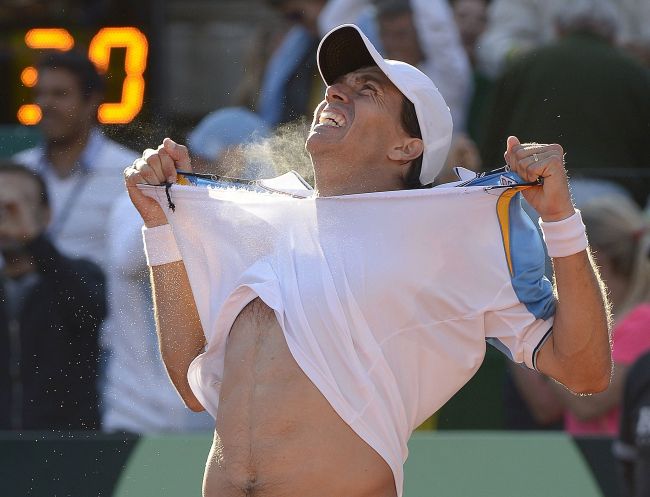Argentina’s Carlos Berlocq celebrates after defeating Frenchman Gilles Simon in their 2013 Davis Cup World Group quarterfinals singles at Parque Roca stadium in Buenos Aires on Sunday.    AFP-Yonhap News