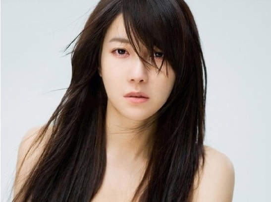 이지아(탤런트)
이지아는 지난 6일 새벽 1시께 대리 운전기사를 불러 귀가하던 중, 서울 논현동 CGV 사거리에서 순찰 중이던 경찰차와 추돌하는 사고를 당했다. 이지아가 탑승한 차량은 골목에서 우회전을 하던 중 경찰차와 추돌한 상황이다.