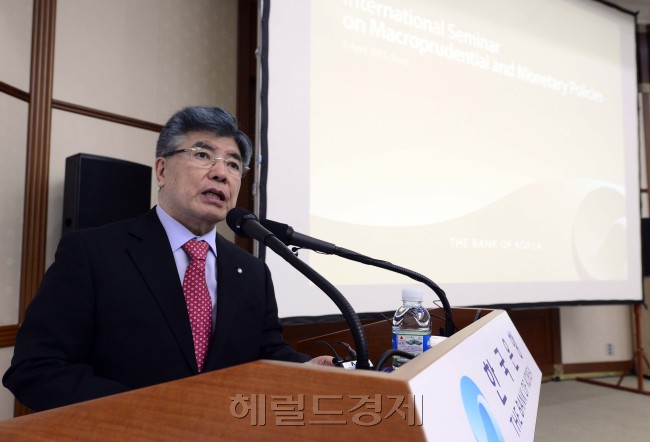 김중수(금융인/전대학총장/한국은행총재/동아시아태평양중앙은행총재회의의장)
김중수 한국은행 총재는 8일 거시건전성 정책과 통화정책을 조율하는데 중앙은행이 주도적인 역할을 해야 한다고 말했다.