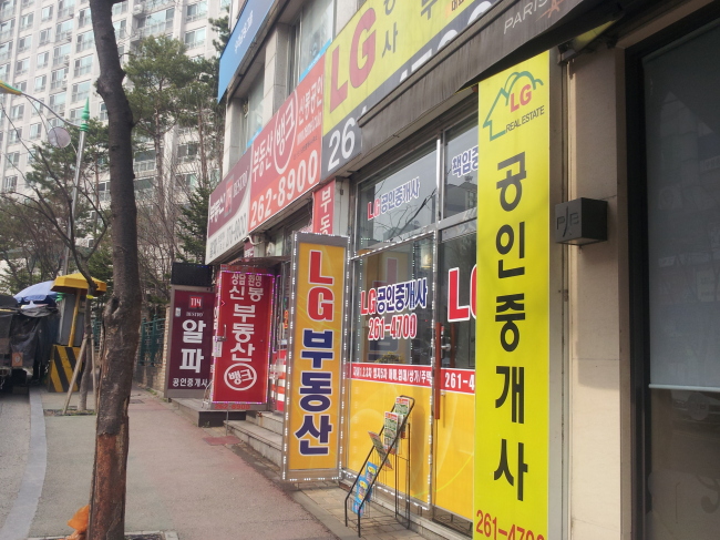 4.1 대책 발표 1주일을 맞아 정치권에서 중대형 아파트에 대한 양도세 감면 혜택이 추가 논의되면서 중소형 아파트는 매매 문의가 잠잠한 반면 중대형은 상담문의가 쇄도하는 등 엇갈린 반응을 보이고 있다. 사진은 용인 신봉동 공인중개사.