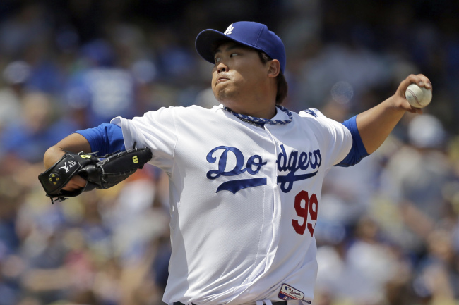 류현진(야구선수/LA다저스)
Los Angeles Dodgers starter Ryu Hyun-jin pitches to the Pittsburgh Pirates in the second inning of a baseball game in Los Angeles on Sunday.   AP-Yonhap News
