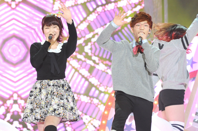 이수현(좌측부터/화제인물/악동뮤지션),이찬혁(화제인물/악동뮤지션)
Akdong Musician sibling duo Lee Soo-hyun (left) and Lee Chan-hyuk perform on SBS’ survival audition program “K-pop Star 2” on Sunday.    Yonhap News