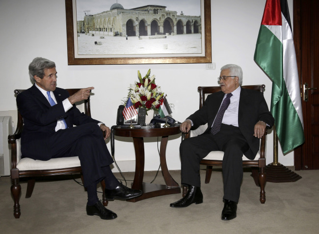 Palestinian President Mahmoud Abbas (right) meets with U.S. Secretary of State John Kerry in the West Bank city of Ramallah on Sunday.   AP-Yonhap News