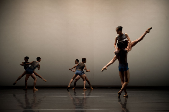 A scene from Jeong Hyeong-il’s ballet “Freedom from Weight.”   GDF