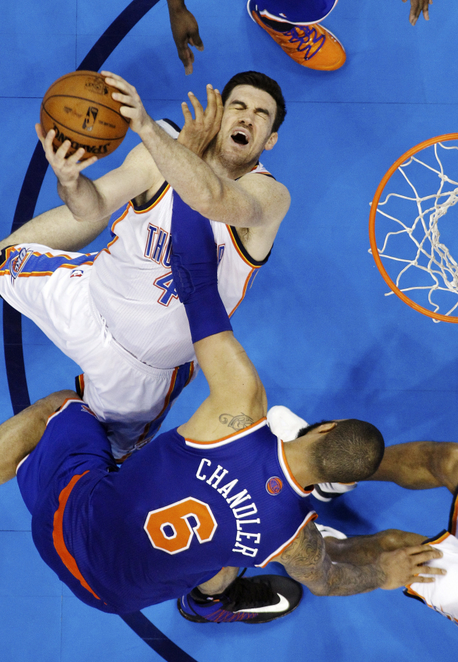 Oklahoma City Thunder Nick Collison (top) collides with New York Knicks Tyson Chandler (botton) in the fourth quarter of an NBA basketball game in Oklahoma City on Sunday.    AP-Yonhap News