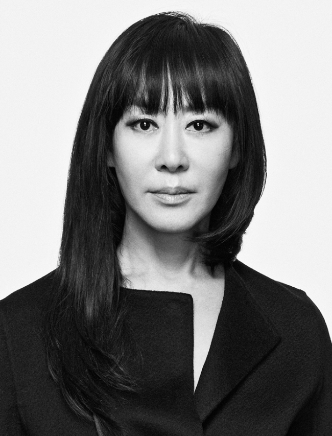 이윤신(도예가/기업인/원신월드W몰회장)
우리 미술계에선 도예가의 실험적 조형물은 우위로 치고, 일상에서 쓰는 그릇은 낮춰보는 풍토가 있다. 때문에 그릇을 만드는 생활도예가들은 작품을 만드는 도예가들의 뒷전으로 밀리기 일쑤다. 그럼에도 스스로를 ‘그릇 만드는 사람’이라고 당당히 밝히는 이가 있다.