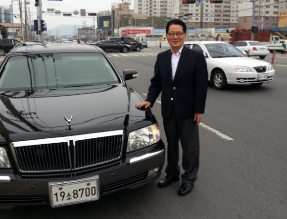 Former Democratic United Party floor leader Park Jie-won stands beside the limousine of the late President Kim Dae-jung.   Yonhap News