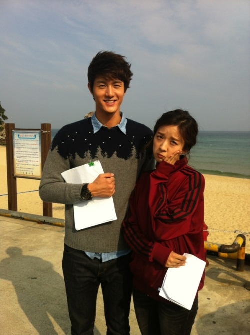 이기우(좌측부터/영화배우),이청아(영화배우)
배우 이기우(32)와 이청아(29)가 드라마로 인연을 맺어 연인으로 발전했다.