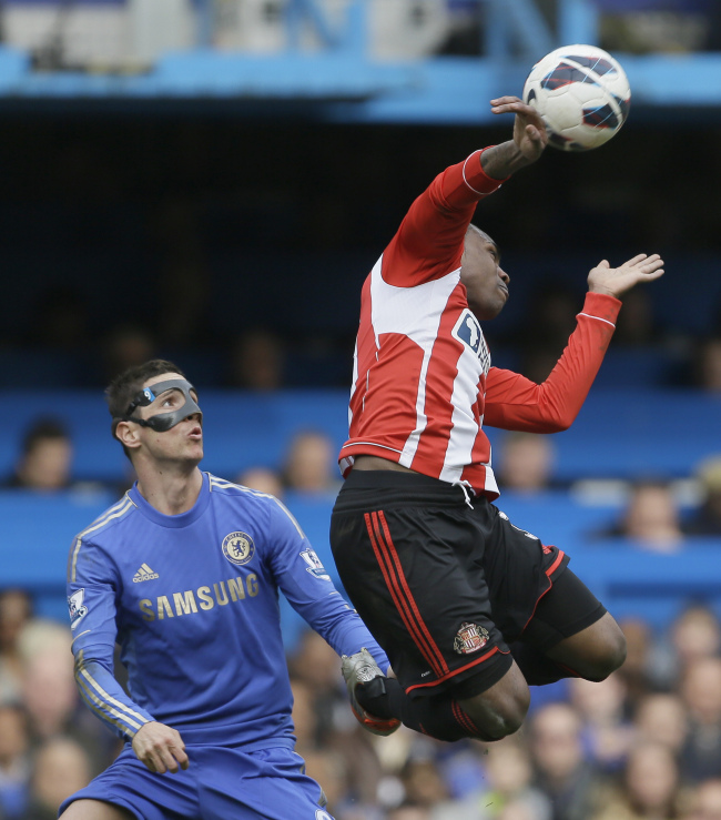 Chelsea’s Fernando Torres (left) looks up as Sunderland’s Danny Rose appears to handle the ball during their English Premier league soccer match on Sunday.   AP-Yonhap News