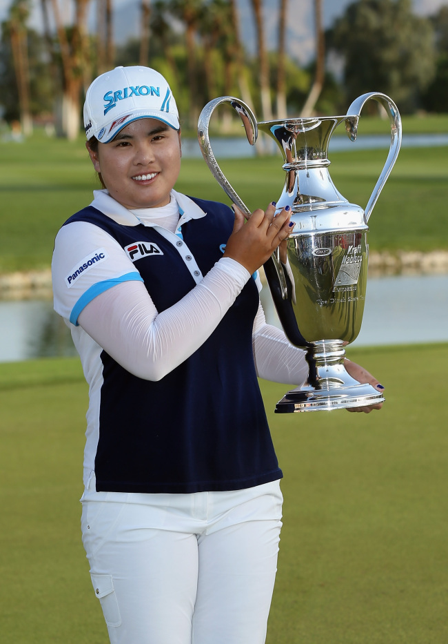 박인비(골퍼)
<YONHAP PHOTO-0541> RANCHO MIRAGE, CA - APRIL 07: Inbee Park of South Korea poses with the trophy after winning the Kraft Nabisco Championship at Mission Hills Country Club on April 7, 2013 in Rancho Mirage, California. Jeff Gross/Getty Images/AFP== FOR NEWSPAPERS, INTERNET, TELCOS & TELEVISION USE ONLY ==../2013-04-08 10:45:00/ <저작권자 ⓒ 1980-2013 ㈜연합뉴스. 무단 전재 재배포 금지.>
Park In-bee   Yonhap News